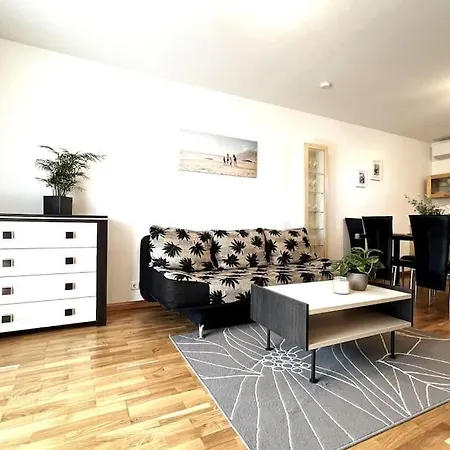 Townhouse Box In Center / Large Terrace